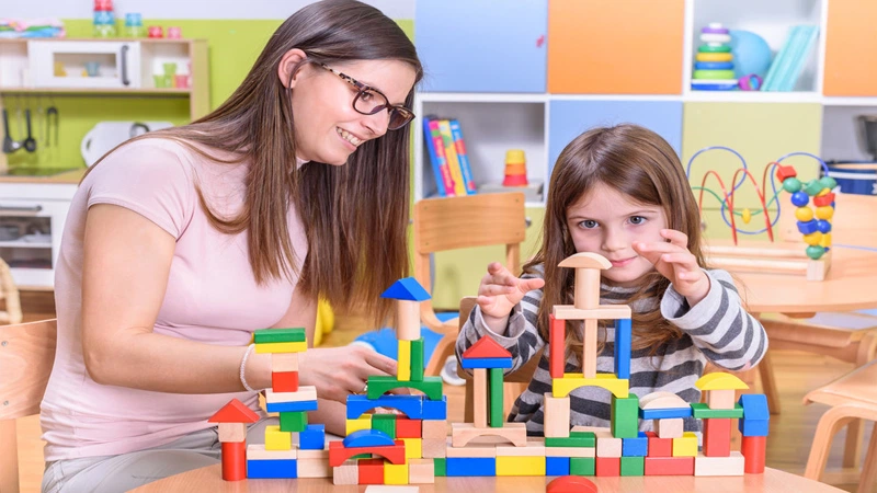 بهترین روانشناس کودک مشهد در کلینیک حس آرامش در حال بازی‌درمانی